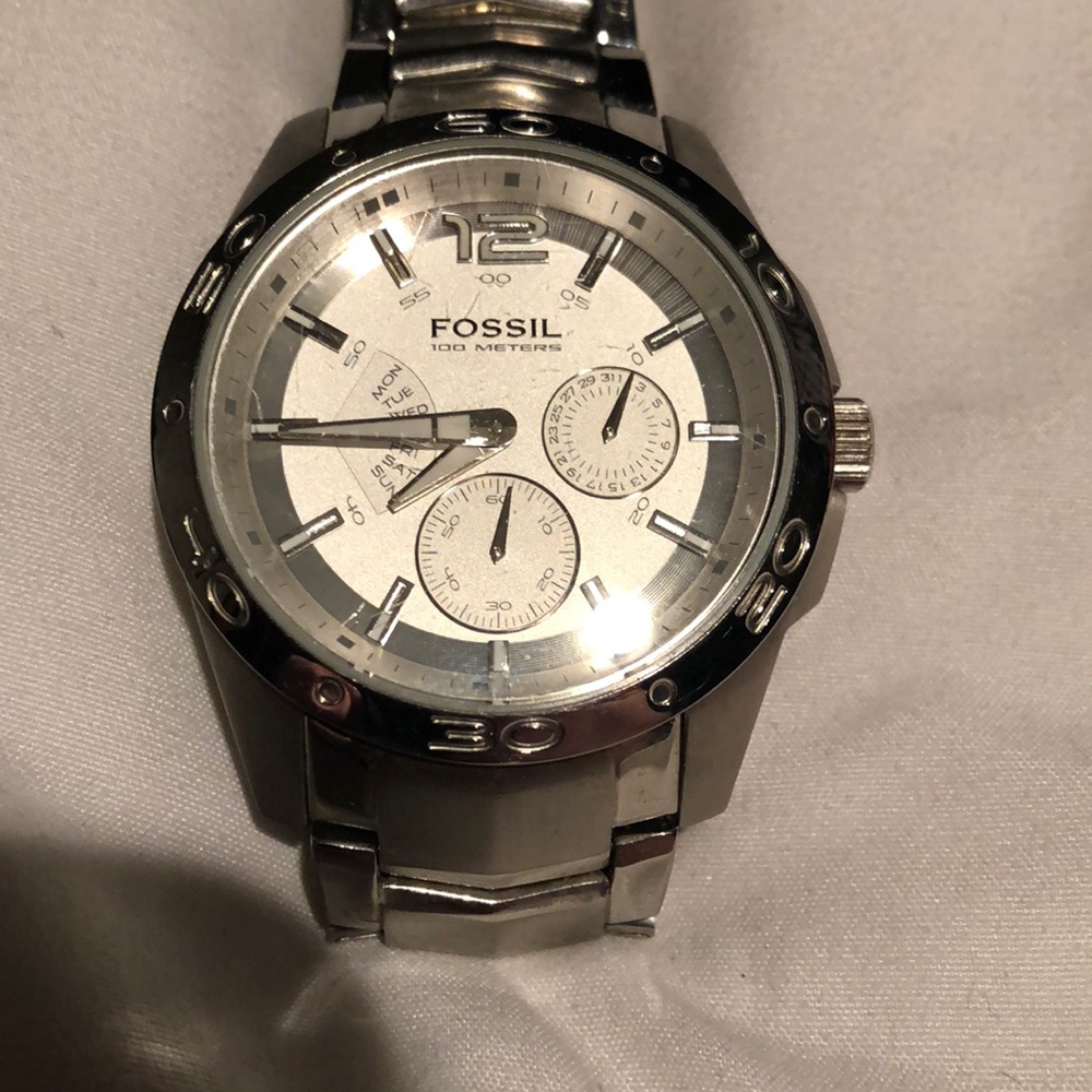 Men’s Fossil watch. Needs battery.